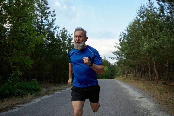 Starszy Sportowiec Biegający Wśród Wiejskich Dróg Trening Wytrzymałościowy Trening Wytrzymałościowy — Zdjęcie stockowe
