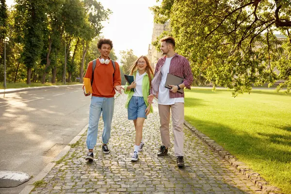 Estudantes Diversos Casuais Conversando Enquanto Caminham Saem Juntos Durante Pausa — Fotografia de Stock