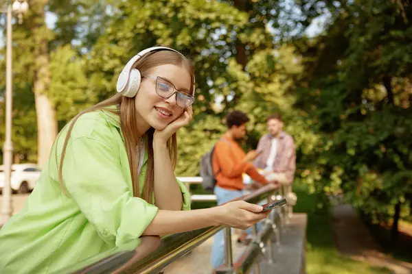 Dromerige Tiener Vrouwelijke Student Hoofdtelefoon Ontspannen Luisteren Muziek Genieten Van — Stockfoto