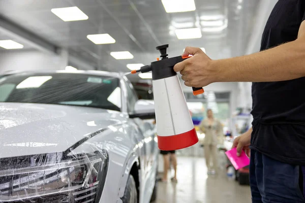 Tukang Reparasi Terampil Menerapkan Pembungkus Polimer Pada Kap Mobil Garasi — Stok Foto