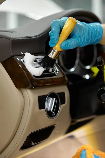 Car Detailing Procedure Closeup Master Washing Dashboard Using Soft Brush — Stock Photo, Image