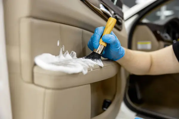 Araba Temizleme Servisi Kapanış Çalışanı Deri Kapı Parçalarını Fırça Kaliteli — Stok fotoğraf