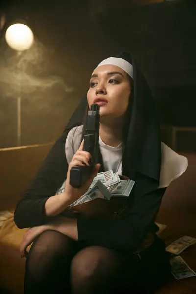 Çekici Bir Katolik Rahibenin Portresi Elinde Para Destesiyle Yatakta Otururken — Stok fotoğraf
