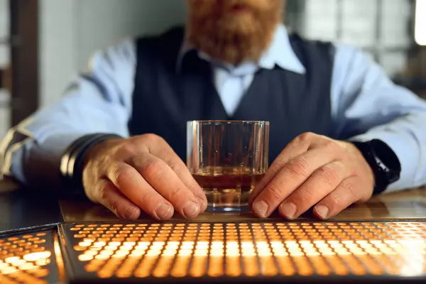 Nærbilde Forretningsmann Som Holder Glass Whisky Baren Gentleman Tenker Alene – stockfoto