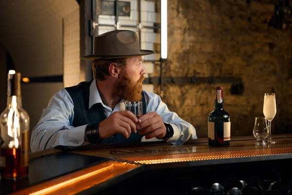 Bar Tezgahında Şapkalı Olgun Bir Beyefendinin Portresi Barda Alkollü Içecek — Stok fotoğraf