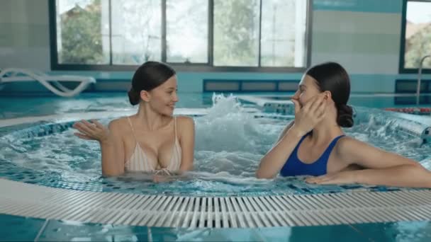 Zwei Junge Frauen Amüsieren Sich Sprudelnden Whirlpool Schwimmbad Sportlerinnen Genießen — Stockvideo