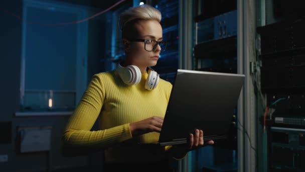 Bilgisayar Üzerinde Çalışan Kadın Bilişim Mühendisi Veri Merkezindeki Karanlık Sunucu — Stok video