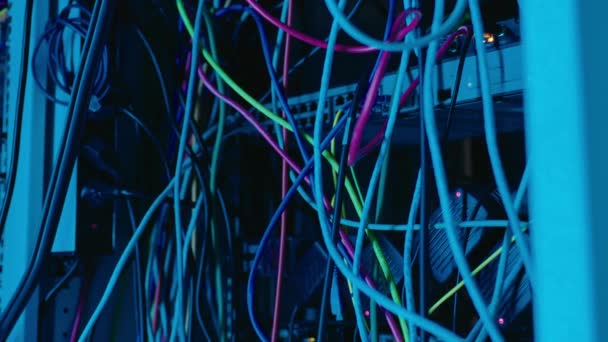 ダークネットワークサーバールームのハードウェアメインフレームに接続されたデータワイヤとケーブルを閉じる — ストック動画