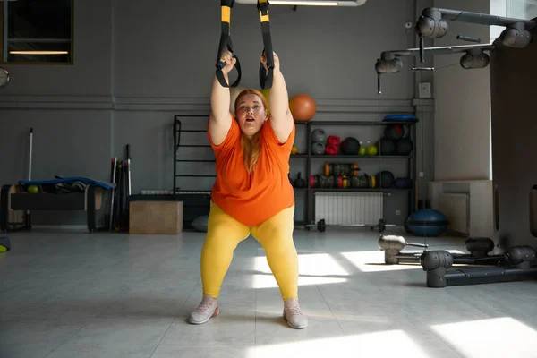 Chubby Woman Working Bodyweight Training Program Using Trx Loops Total — Stock Photo, Image