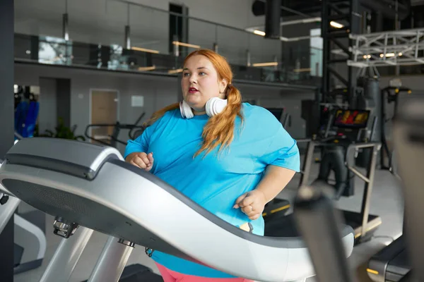 Active Overweight Woman Running Treadmill Track Enjoying Cardio Exercise Calorie — Stock Photo, Image