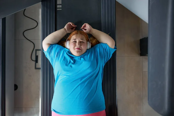 Sad Unhappy Overweight Woman Feeling Pain Back While Training Wall — Stock Photo, Image