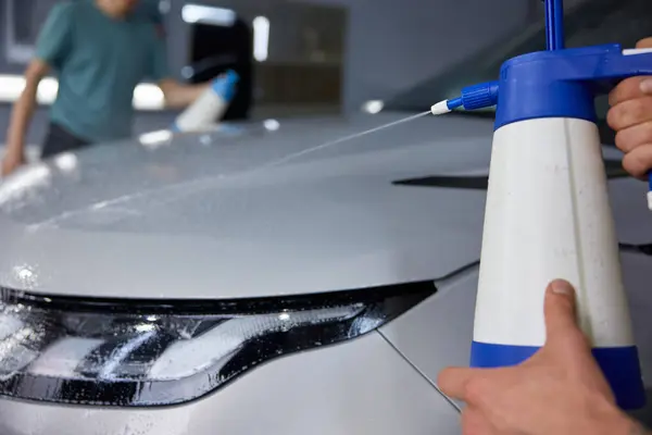 在汽车维修服务中使用专用设备进行汽车车身涂装的专业精密手 表面清洗 抛光和脱脂工艺 — 图库照片