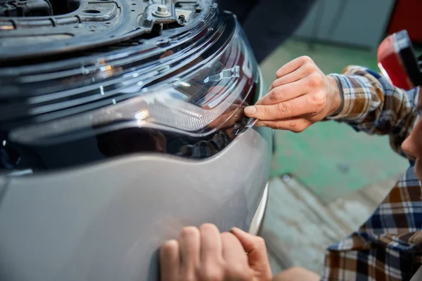 Tiro Cortado Mecânico Aplicando Película Protetora Farol Revestimento Polímero Automotivo — Fotografia de Stock