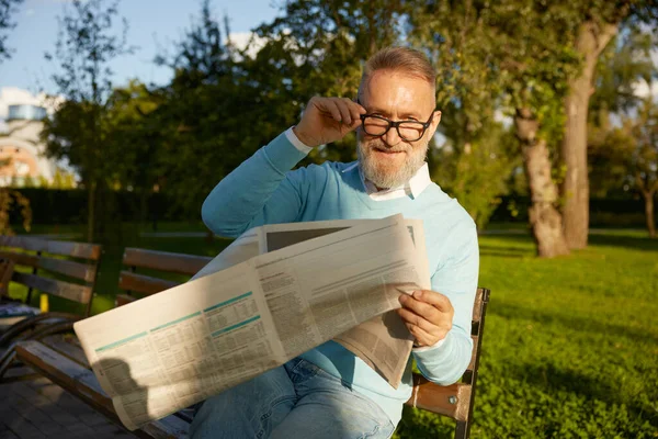 Уверенный Бородатый Взрослый Мужчина Читает Ежедневную Газету Скамейке Парке Утреннее — стоковое фото