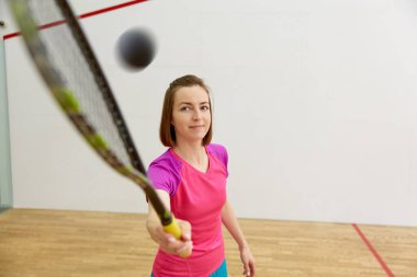 Fit kulüpte squash oynayan kadın sporcuları yakından izliyoruz. Hafta sonu konseptinde eğlence arayışı