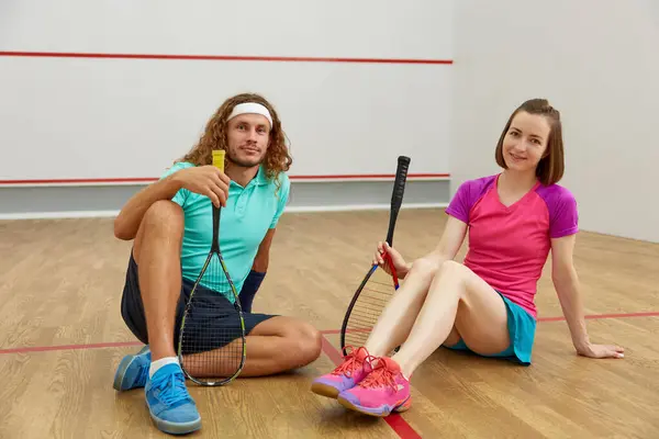 Jugadores Squash Masculino Femenino Descansando Sentados Suelo Mientras Descansan Relajan — Foto de Stock