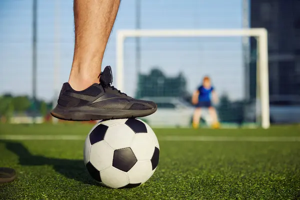 Pessoas Jogando Futebol No Campo · Foto profissional gratuita