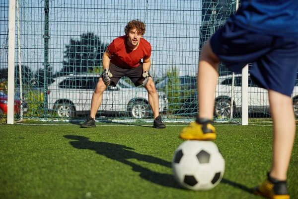 Baba Kaleci Oğul Stadyumda Futbol Antrenmanı Yapıyor Aktif Aile Dışarıda — Stok fotoğraf