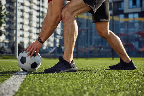 Futbol Maçına Başla Erkek Oyuncu Futbol Sahasının Ortasında Topu Striptiz — Stok fotoğraf