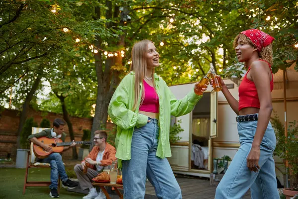 Beetje Dronken Twee Duizendjarige Vrouwen Die Samen Knuffelen Dansen Jonge — Stockfoto