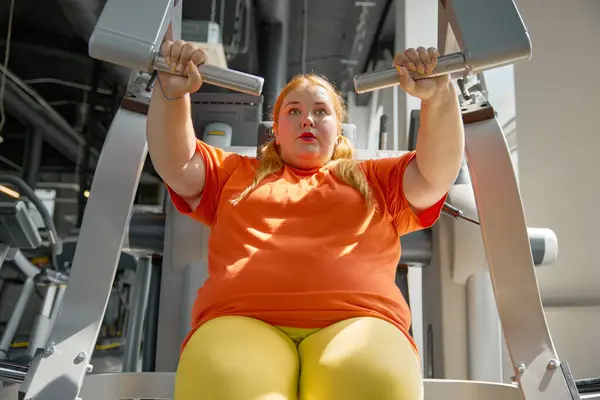 汗流浃背的肥胖女人在健身房用运动器材进行艰苦的训练 瘦身和保健概念 — 图库照片