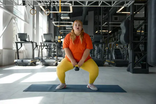 Übergewichtige Fettleibige Frau Hockt Mit Kettlebell Beim Training Fitnessstudio Sportliche — Stockfoto