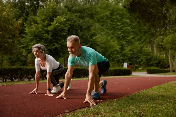 Starsza Para Biegająca Razem Torze Parku Naturalnym Szczęśliwy Zdrowy Starsza — Zdjęcie stockowe