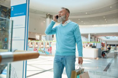 Alımlarla telefon görüşmeleri yapan şık bir son sınıf öğrencisi. Tüketim, alışveriş ve emekli insan yaşam tarzı konsepti
