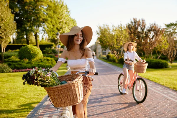 Потрясающие Молодые Женщины Смеются Катаясь Велосипеде Развлекаясь Городском Парке Возбужденные — стоковое фото