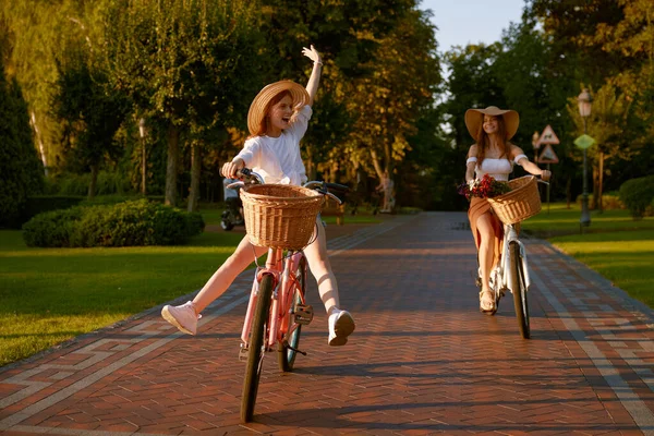 Boldog Vicces Fiatal Lány Női Barátnő Lovaglás Kerékpár Emelt Lábakkal — Stock Fotó