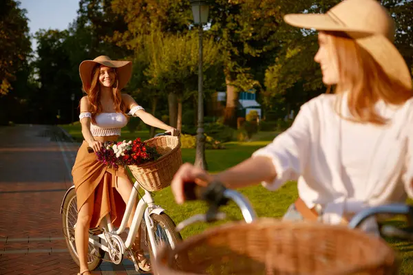 Две Молодые Женщины Катаются Велосипеде Городском Парке Активный Отдых Молодежь — стоковое фото
