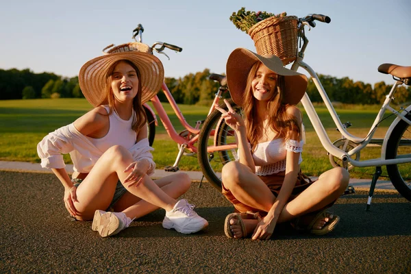 Счастливые Улыбающиеся Девочки Подростки Позируют Асфальтовой Дороге Сидя Рядом Своими — стоковое фото
