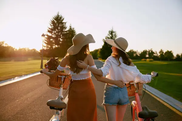 Kilátás Hátulról Két Női Barát Felfedező Természet Kerékpárok Szabadban Hipster — Stock Fotó