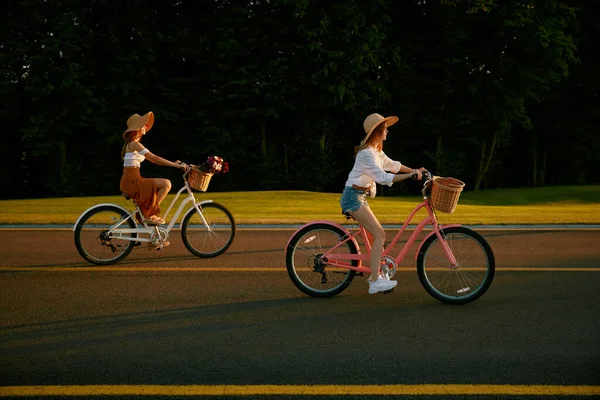 Két Fiatal Hipszter Együtt Biciklizik Helyi Úton Baráti Kapcsolatok Boldog — Stock Fotó