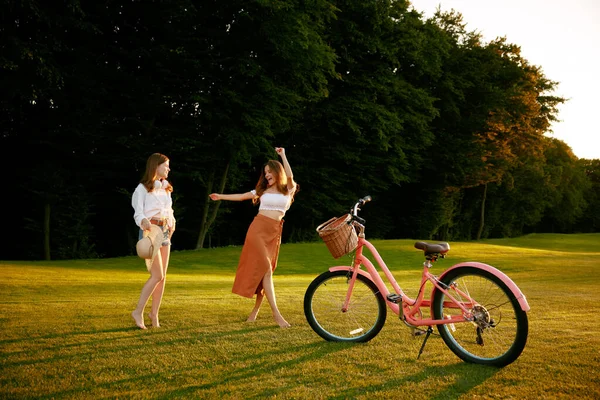 Друзья Женщины Гуляющие Лесной Лужайке Отдыхают Занятий Велоспортом Молодые Хипстерки — стоковое фото