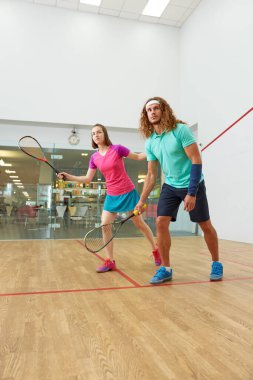Gençler squash oynuyorlar. Kapalı alan eğitim kulübünde eğleniyorlar. Hafta sonları birkaç boş zaman aktivitesi