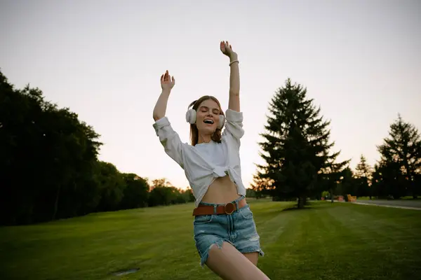 Feliz Mujer Adolescente Relajada Con Auriculares Inalámbricos Escuchando Música Energética — Foto de Stock