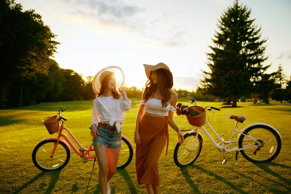 Zwei Junge Lässige Frauen Genießen Den Sommerlichen Sonnenuntergang Park Jugendliche — Stockfoto