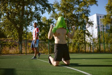 Şehir futbol sahasındaki sokak futbolu sporcunun gol atmasını ve yarışmayı kazanmasını kutluyor.