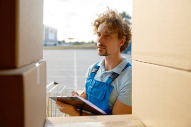 Kargodan önce teslimat kamyonunda paket kutusunu işaretle. Depo lojistik ve paket yönetimi