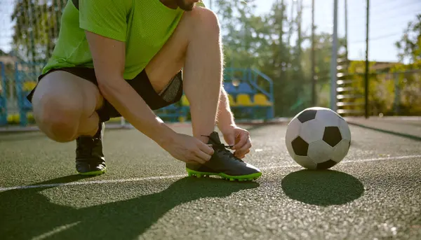 Jugador Amateur Fútbol Atando Cordones Zapatos Antes Entrenar Cerca Atleta —  Fotos de Stock