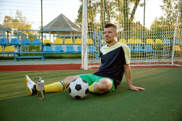 Young Sportive Man Relaxing Soccer Game Training Goalkeeper Waiting Team — Stock Photo, Image