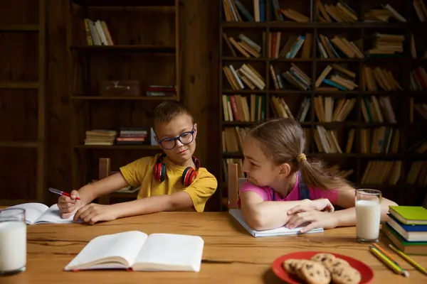 カニン兄弟は姉妹の宿題をコピーし 子供たちは家で一緒に勉強しています 教育コンセプト — ストック写真