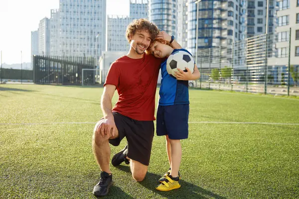 Kochający Ojciec Wspiera Swojego Uroczego Synka Podczas Treningu Piłki Nożnej — Zdjęcie stockowe