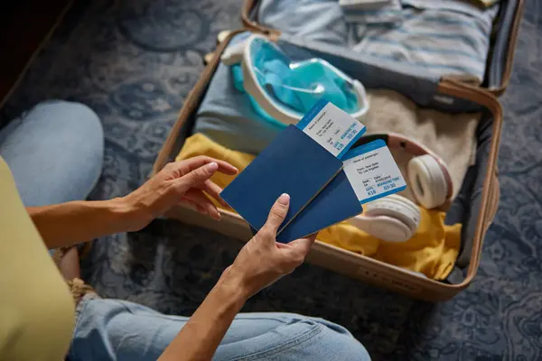 Biletli Seyahat Kartı Pasaportlu Kapalı Bavullu Bir Kadın Tatil Eğlencesi — Stok fotoğraf