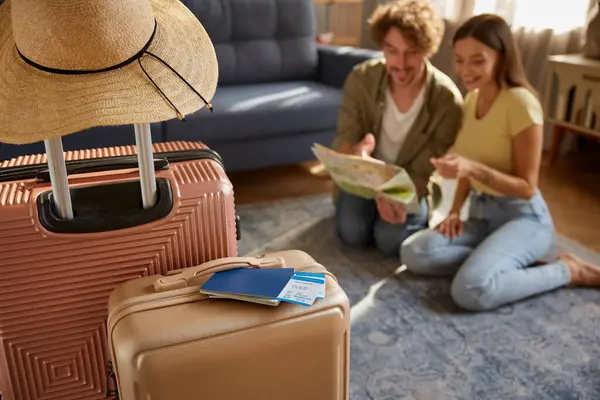 Tatil Konseptine Hazırlık Mutlu Eşlerle Dolu Bavullara Odaklanın Bulanık Arkaplanda — Stok fotoğraf