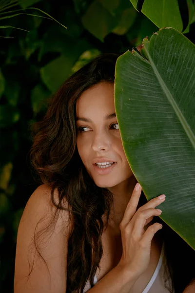 Portrait Une Jolie Jeune Femme Couvrant Visage Feuilles Palmier Tropicales — Photo