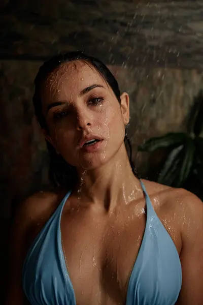 熱帯シャワーの雨の下に立っているエロチックなポーズで濡れた髪の情熱的な美しい女性 — ストック写真