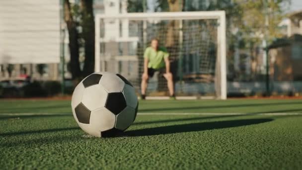 Крупный Футбольный Мяч Против Ворот Защищаемых Вратарем Активные Летние Виды — стоковое видео