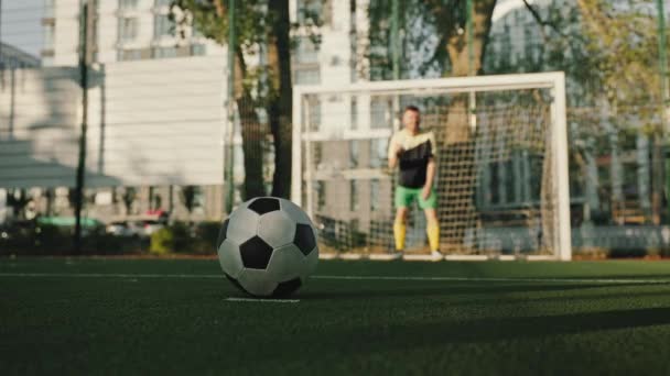 Jugador Fútbol Con Objetivo Pelota Fútbol Tratando Marcar Gol Puerta — Vídeos de Stock